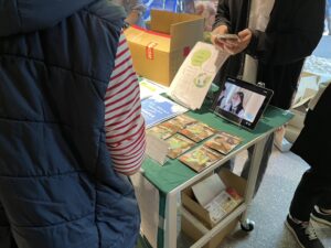 本校生徒が課外活動で開発した昆虫食品が、東京農業大学の文化祭で販売されました。
