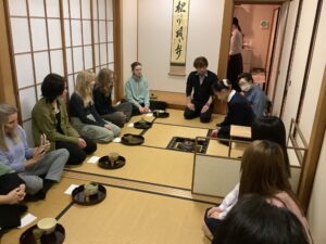 スウェーデンの生徒と交流しています