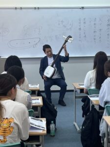 「音楽と社会のつながりを考える」で外部講師による特別授業を行いました