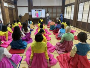 「実践で学ぶ韓国の言語と文化」で韓国研修旅行を実施しました。