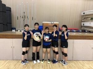 バレーボール部の練習に留学生が参加しています