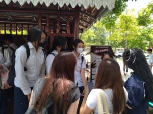 カンボジアで現地の社会起業家を支援する課題解決型学習を行いました