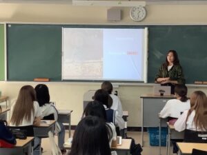 長期留学生徒等が海外での体験を英語で発表しました
