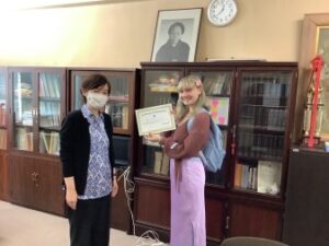 留学生に修了書を授与しました