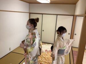 留学生が着物を体験しました。