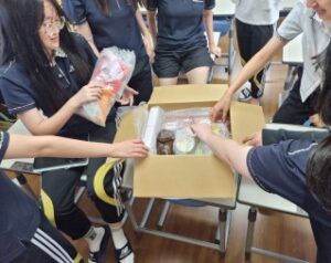 韓国の松峴女子高校の皆さんにお菓子を送りました